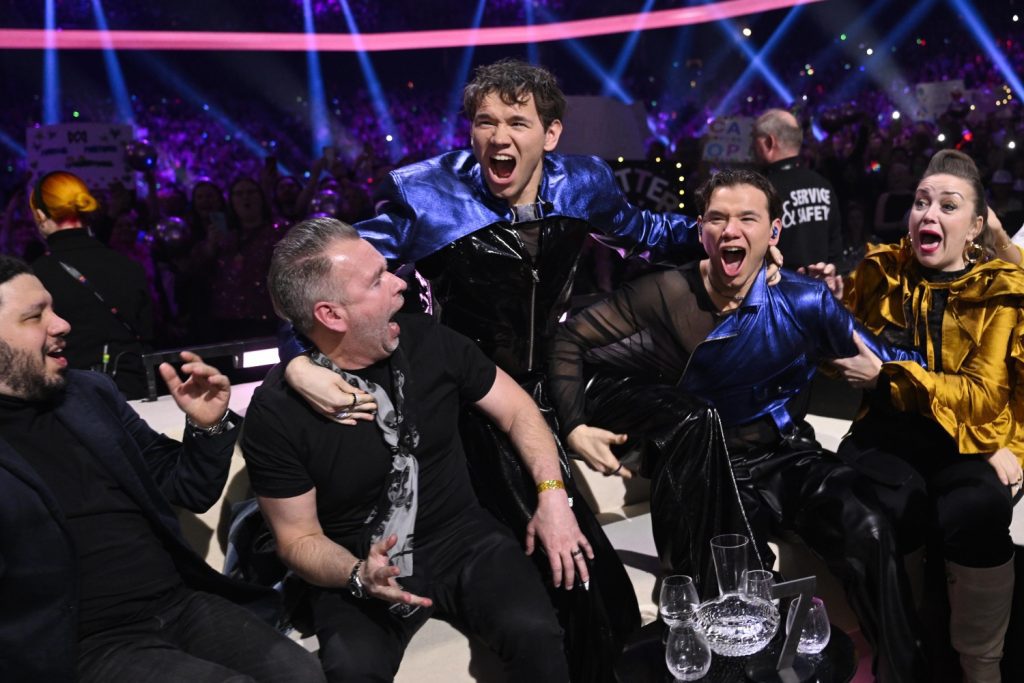 Marcus & Martinus med låtskrivarna i green room