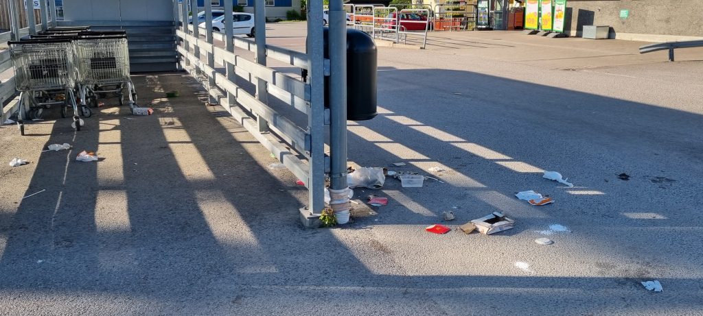 Skräpigt vid Coop-butik i Oskarshamn