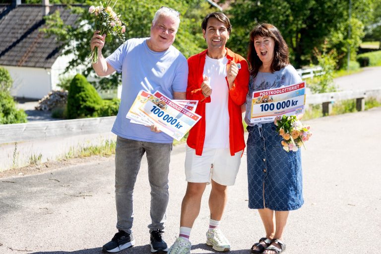 Daniel Paris med Lars och Anna Göransson och sina vinstlotter