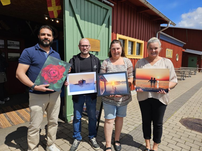 Fotografer ställer ut sina bilder på Lilla hamngalleriet i Oskarshamn