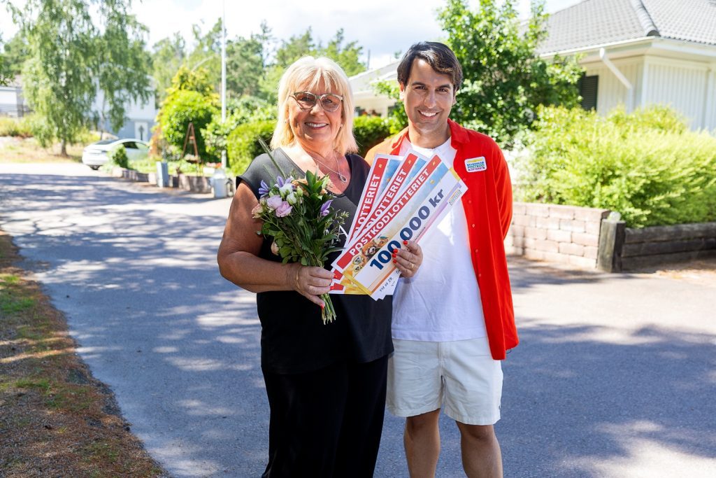 Anette Elb med sina vinstlotter och Daniel Paris