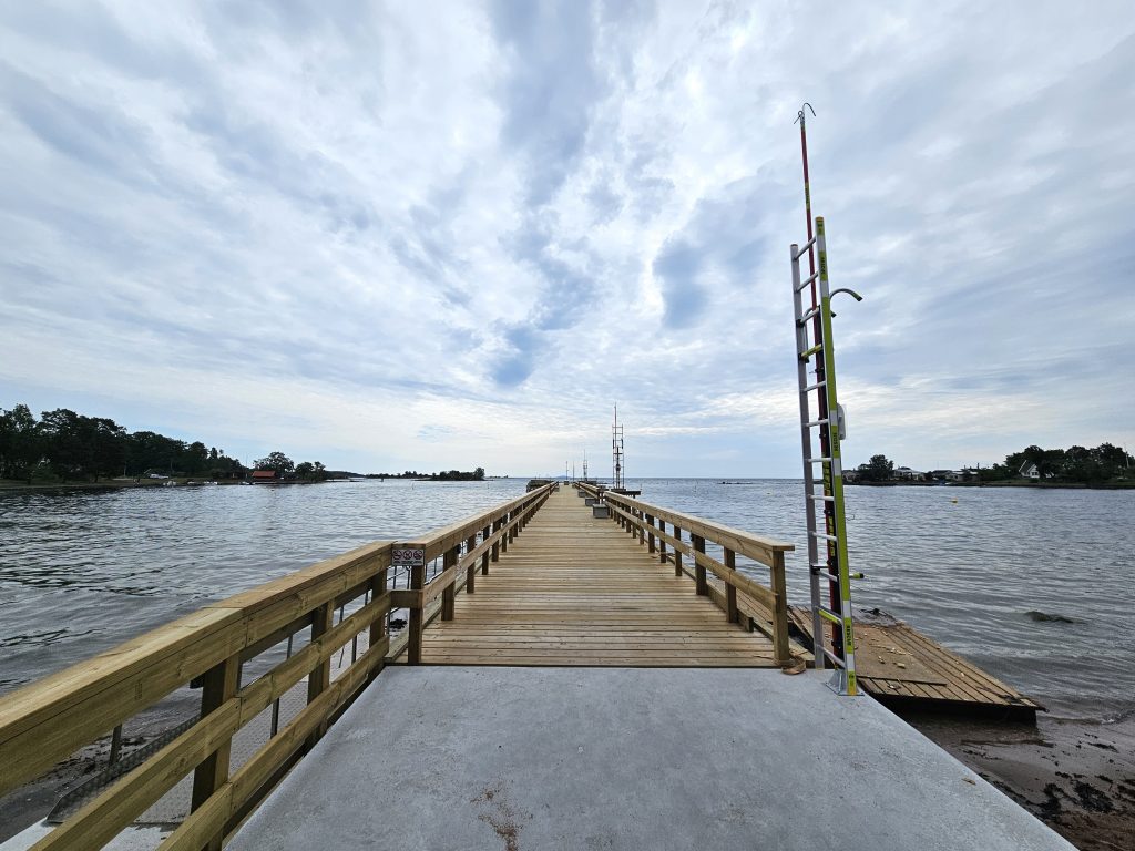 Nya badbryggan vid Havslätts badplats i Oskarshamn.