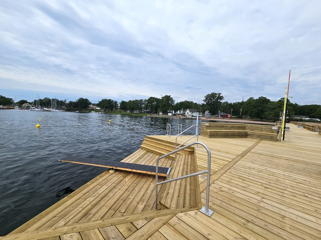 Den nya badbryggan vid Havslätts badplats i Oskarshamn