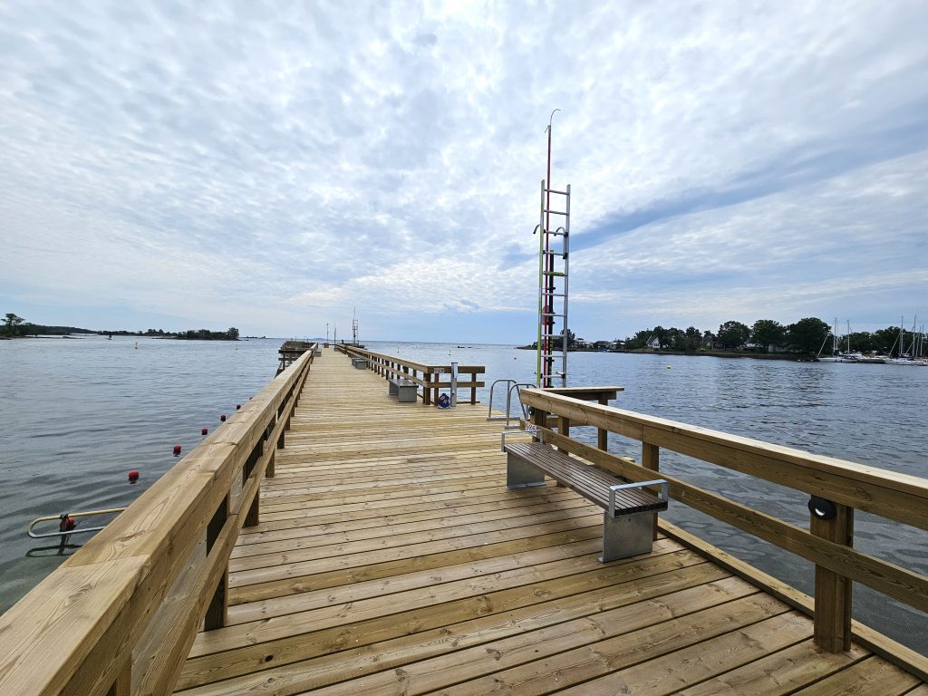 Den nya badbryggan vid Havslätts badplats i Oskarshamn