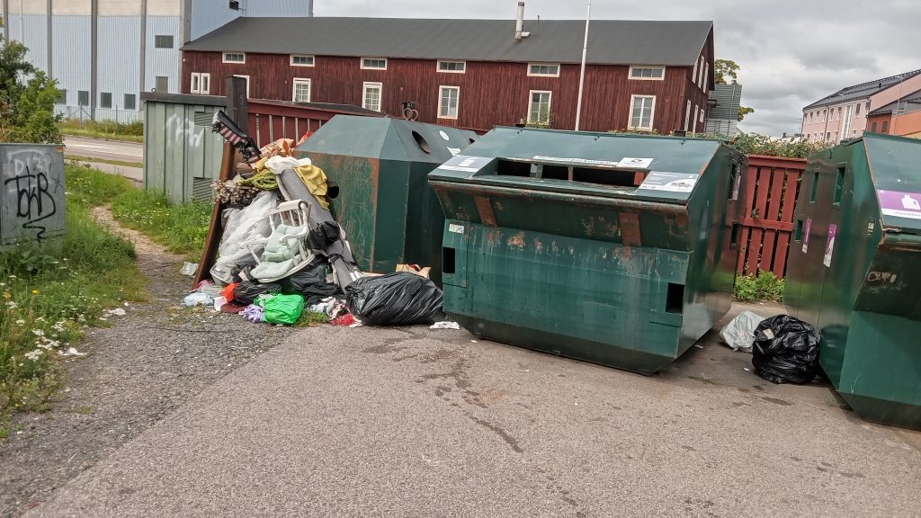 Nedskräpning på återvinningsstationen i Gröndal i Oskarshamn