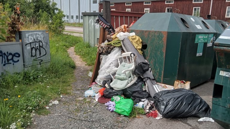 Nedskräpning på återvinningsstationen i Gröndal i Oskarshamn