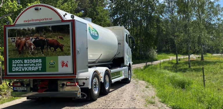 Mjölkbil från Arla på landsväg