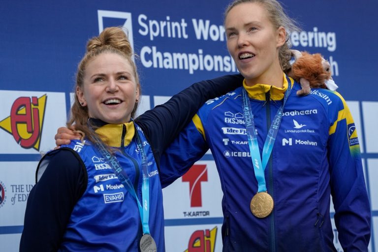 YKarolin Ohlsson och Tove Alexandersson, nybakade VM-medaljörer Svensk Orientering