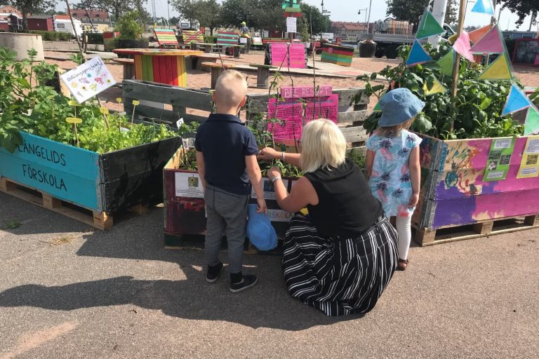 Förskolebarnens blomlådor på Norra kajen