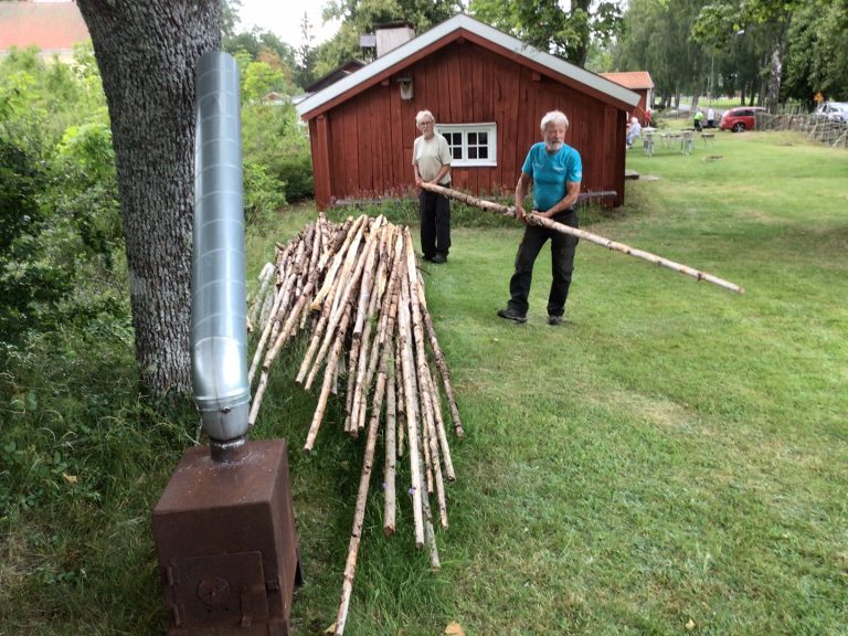 Gösta och Berra kollar materialet till gärdsgården