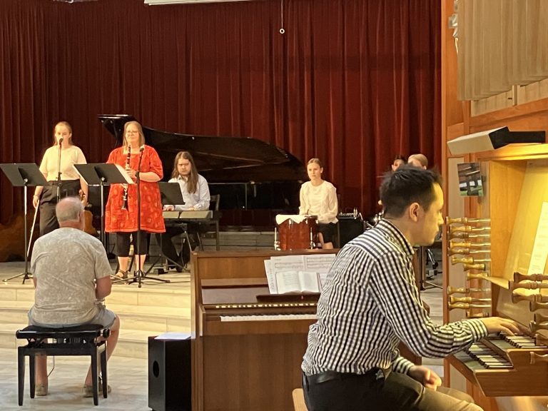 Man spelar orgel på avslutning