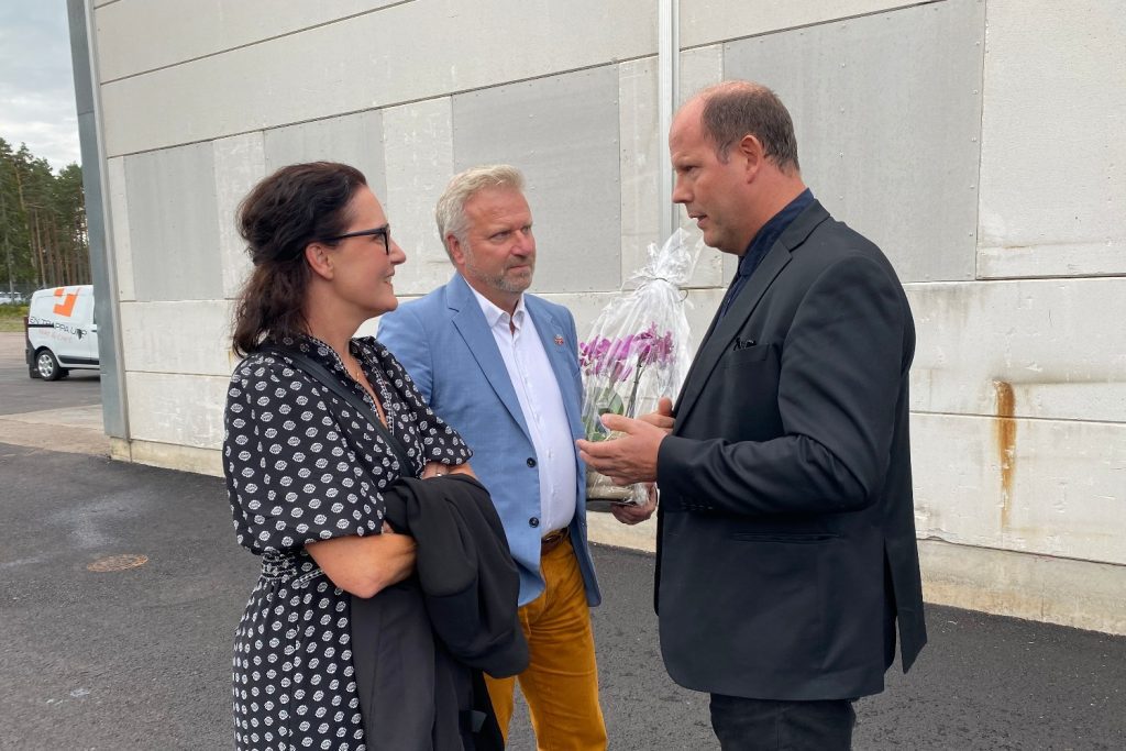 Anders Johansson och Cecilia Dehmer tillsammans med vd Mathias Nilsson