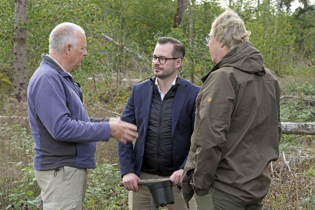 Per Jiborn från Naturskyddsföreningen samtalar med riksdagsledamoten Mattias Bäckström Johansson (SD) och Conny Johansson från Mönsterås.