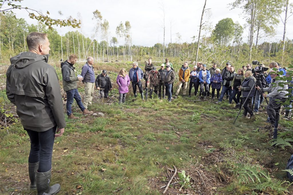 En stor del av dagens deltagare framför landshövdingen Allan Widman.