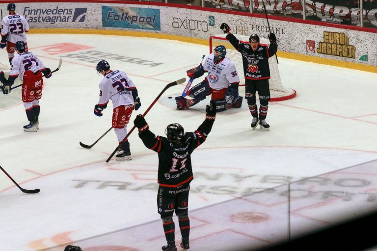 Nybro Vikings IF gör mål mot IK Oskarshamn