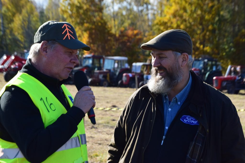 Gunnar Sköld intervjuar Klas Birgersgård som kom och visade upp sin pullingtraktor.