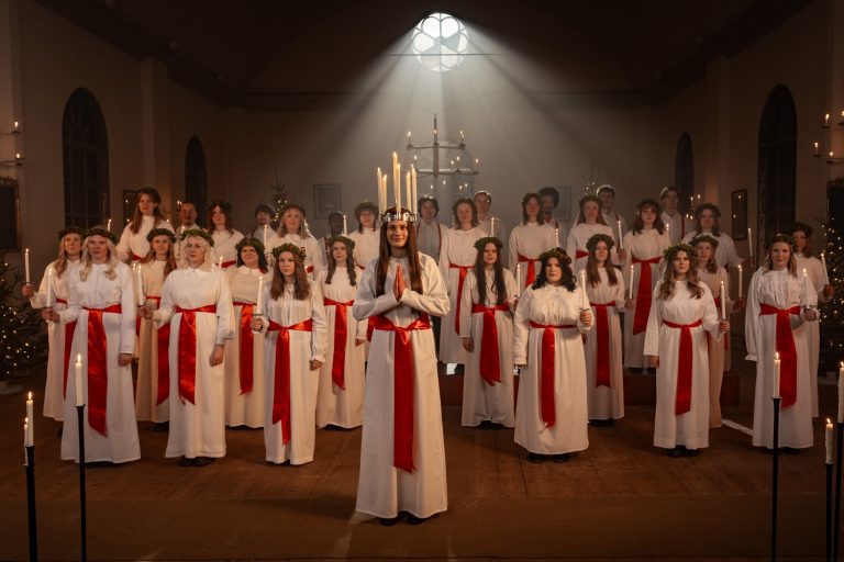 Lucia Lova Fredling med tärnor i Sätra brunns kyrka