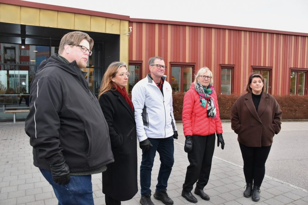 Magnus Larsson (C), Lena Granath (V), Stefan Jutterdal (överlevare efter hjärtstopp), Annmargreth Kvarnefors (livräddare) och Angelica Katsanidou (S) utanför hälsocentralen i Kristineberg i Oskarshamn.