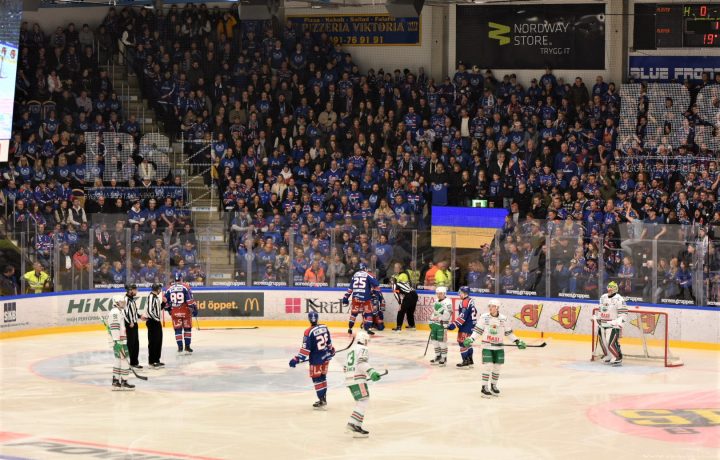 Bild på publiken i hockeymatchen mellan IK Oskarshamn och Rögle BK