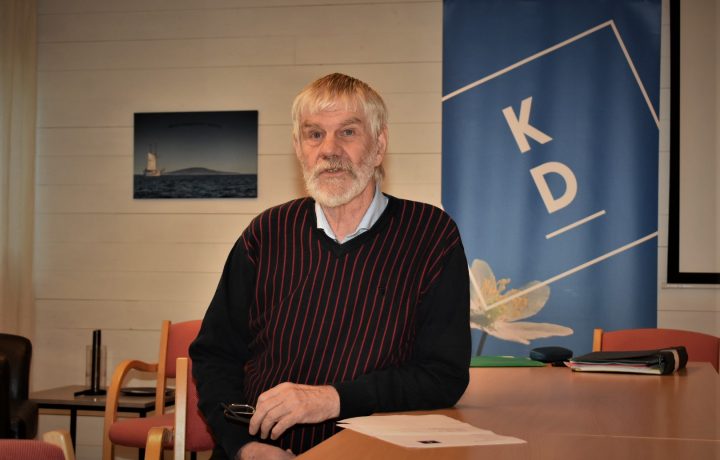 Ingemar Lennartsson (KD) sitter och pratar på ett möte