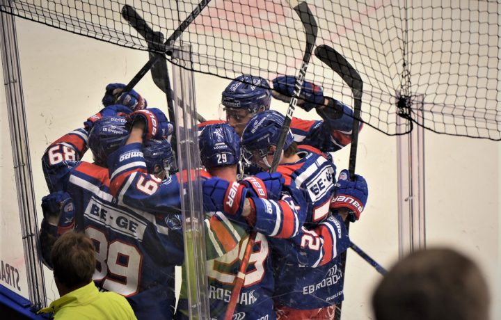 Ishockey, IK Oskarshamn jublar efter ett mål