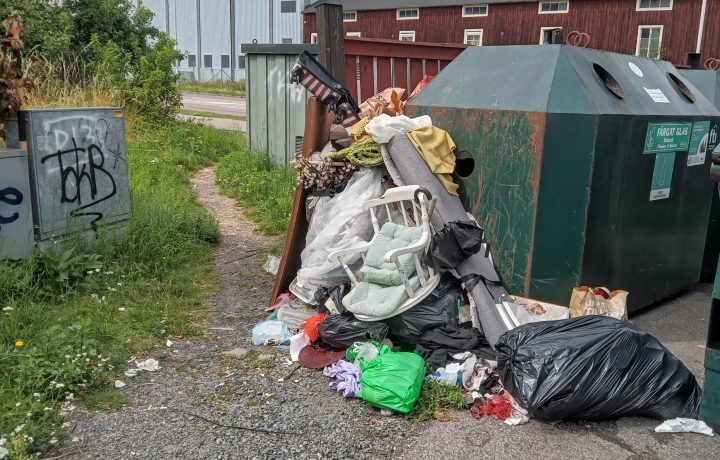 Nedskräpning på återvinningsstationen i Gröndal i Oskarshamn