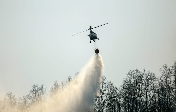 Vattenbombning med helikopter