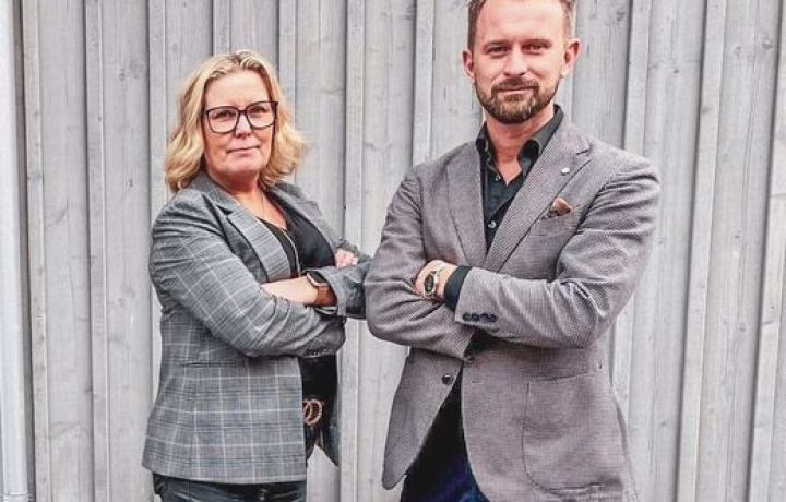 Två politiker tittar in i kameran, bild i halvfigur, Malin Sjölander (M) och Jimmy Loord (KD)