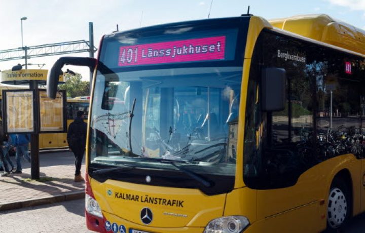 Buss från Kalmar Länstrafik på busshållplatsen