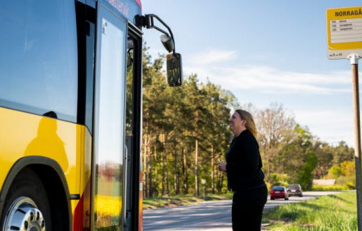 Bild på kvinna som kliver på en buss