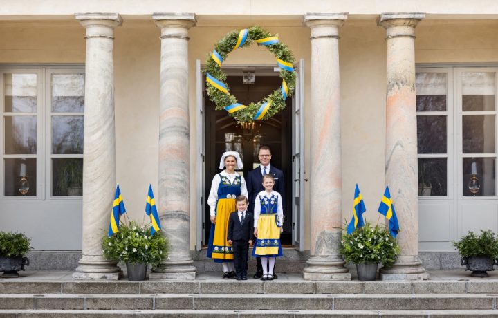 Kronprinsessan, Prins Daniel, Prinsessan Estelle och Prins Oscar fotograferade på trappan till Haga slott inför nationaldagen 2021.