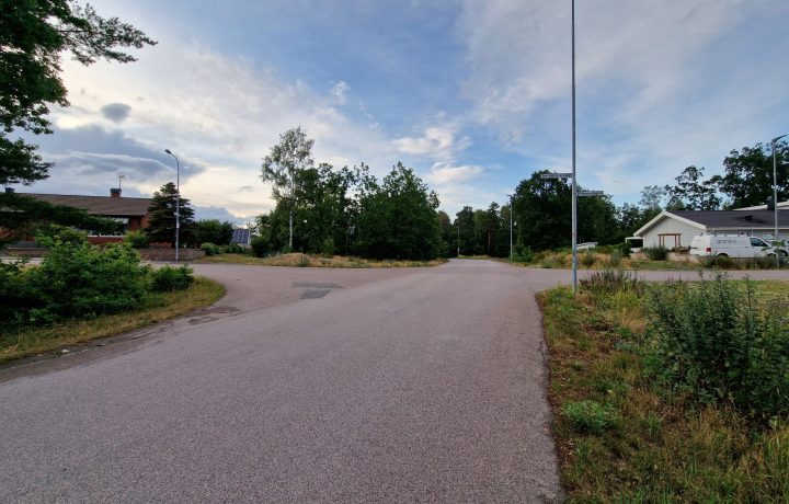 Middelfartsvägen möter Tre Hällars väg och Pärnuvägen i Oskarshamn