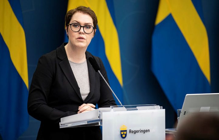 Lena Hallengren (S) socialminister på regeringskansliets pressträff