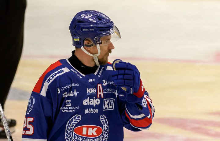 Johannes Salmonsson, IK Oskarshamn, i en kvartsfinal mot Rögle BK.