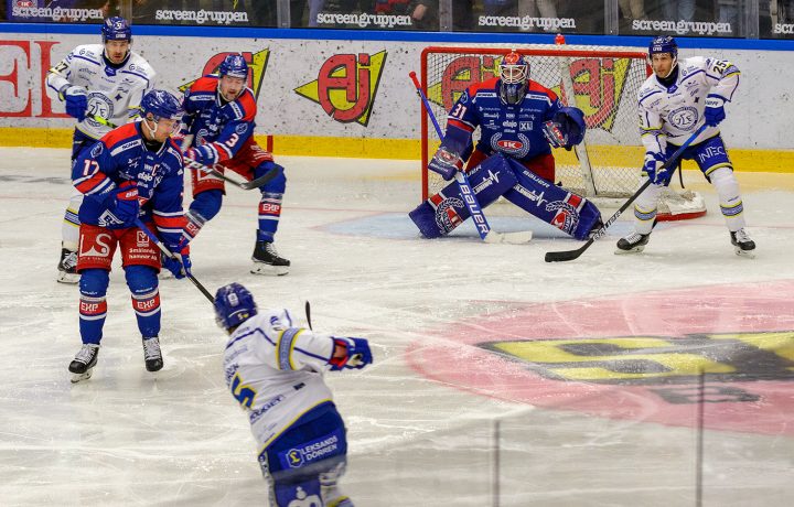 Tim Juel, målvakt i IK Oskarshamn, gör en räddning i en slutspelsmatch mot Leksands IF