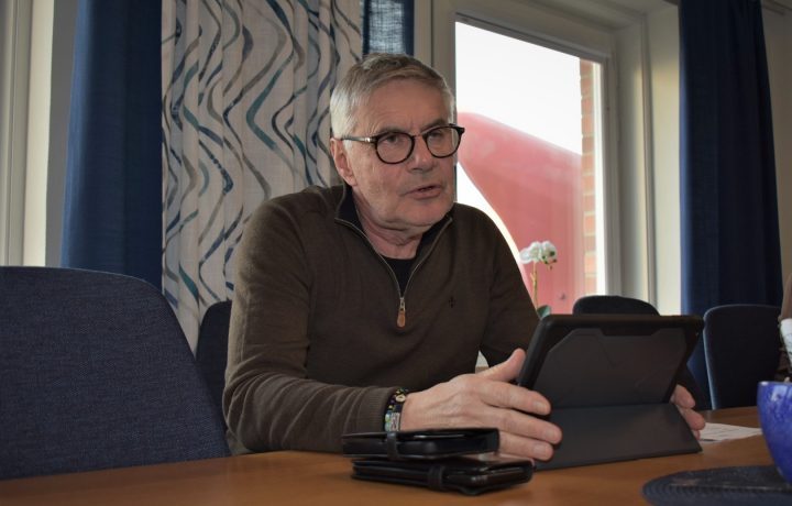 Rolf Lindström (M), socialnämndens ordförande i Oskarshamns kommun, sitter i ett konferensrum i stadshuset i Oskarshamn och pratar på en pressträff.