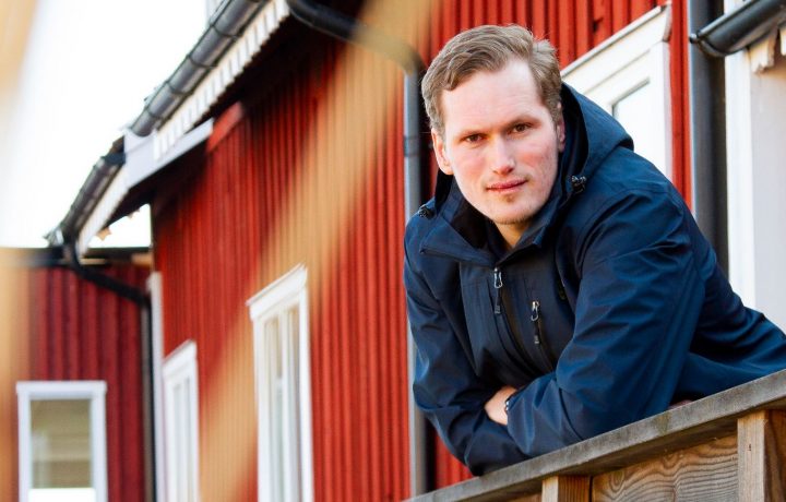 Albin Borg med rött hus i bakgrunden