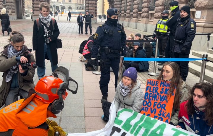 Carl-Wiktor Svensson pratar med klimataktivisten Greta Thunberg