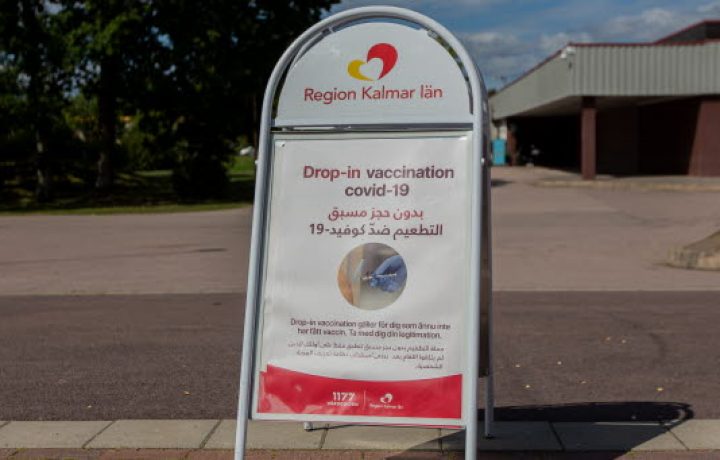 Trottarpratare med information om drop-in-vaccination