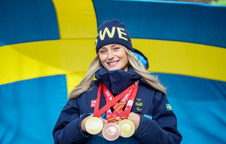 Ebba Årsjö med sina medaljer