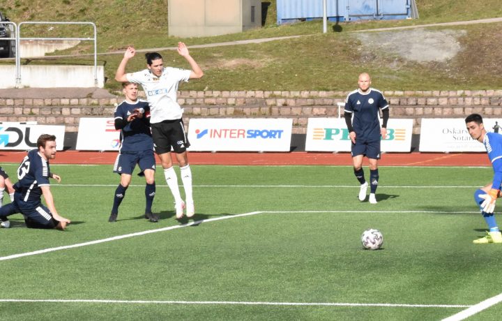 Har-kommer-2-0.-Filip-Jagerbrink-rullar-in-bollen-vid-hogra-stolpen