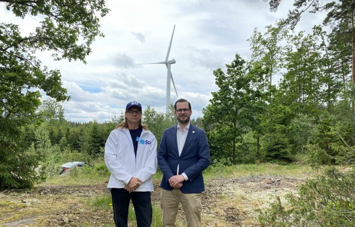 Mattias Bäckström Johansson (SD) vid ett vindkraftverk i Hultsfreds kommun