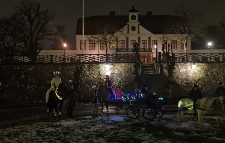 Ridande luciatåg vid Fredriksbergs herrgård