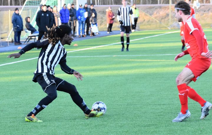 Två fotbollsspelare i en match på en konstgräsplan i Högsby.