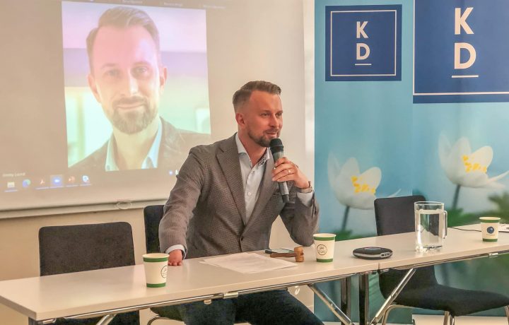 Jimmy Loord (KD) sitter och pratar på ett politiskt möte