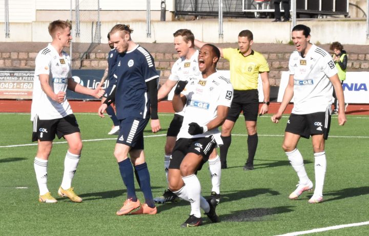 Jubel! Filip Jägerbring har precis gjort 2-0. Zakaria Sawo skriker ut sin glädej