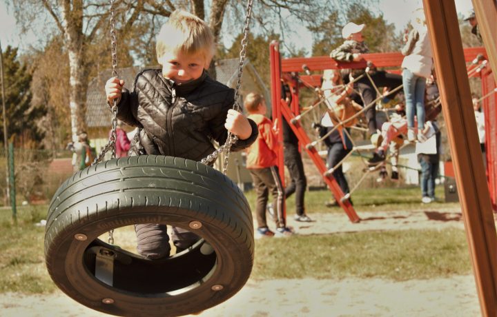 Ludvig, 5 år, var först på gungan vid invigningen av en lekplats i Misterhult