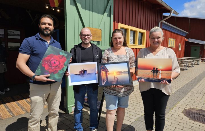 Fotografer ställer ut sina bilder på Lilla hamngalleriet i Oskarshamn