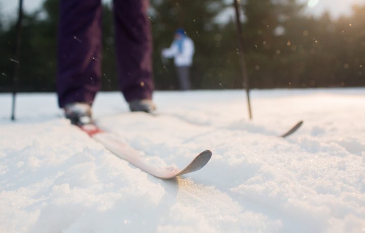 Nederdelen på en längdskidåkare i snön