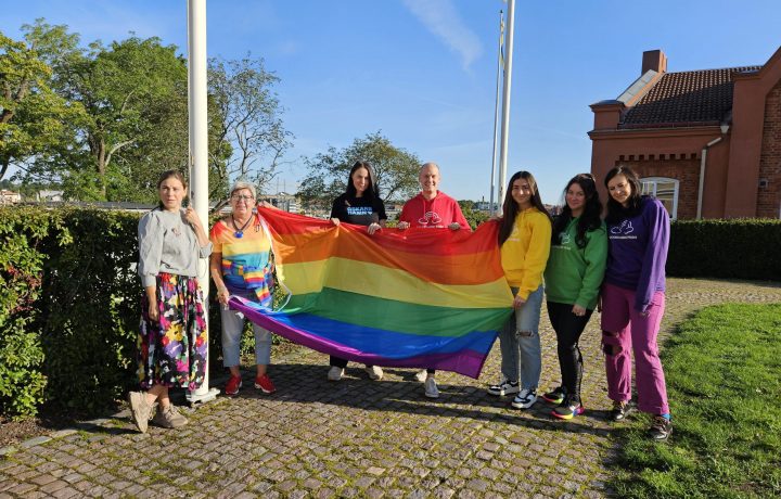 Prideflaggan hissas utanför stadshuset i Oskarshamn